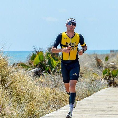 triathlon-mediterranean-epic-cuadrada Triatleta corriendo en la SCOTT Mediterranean Epic Triathlon